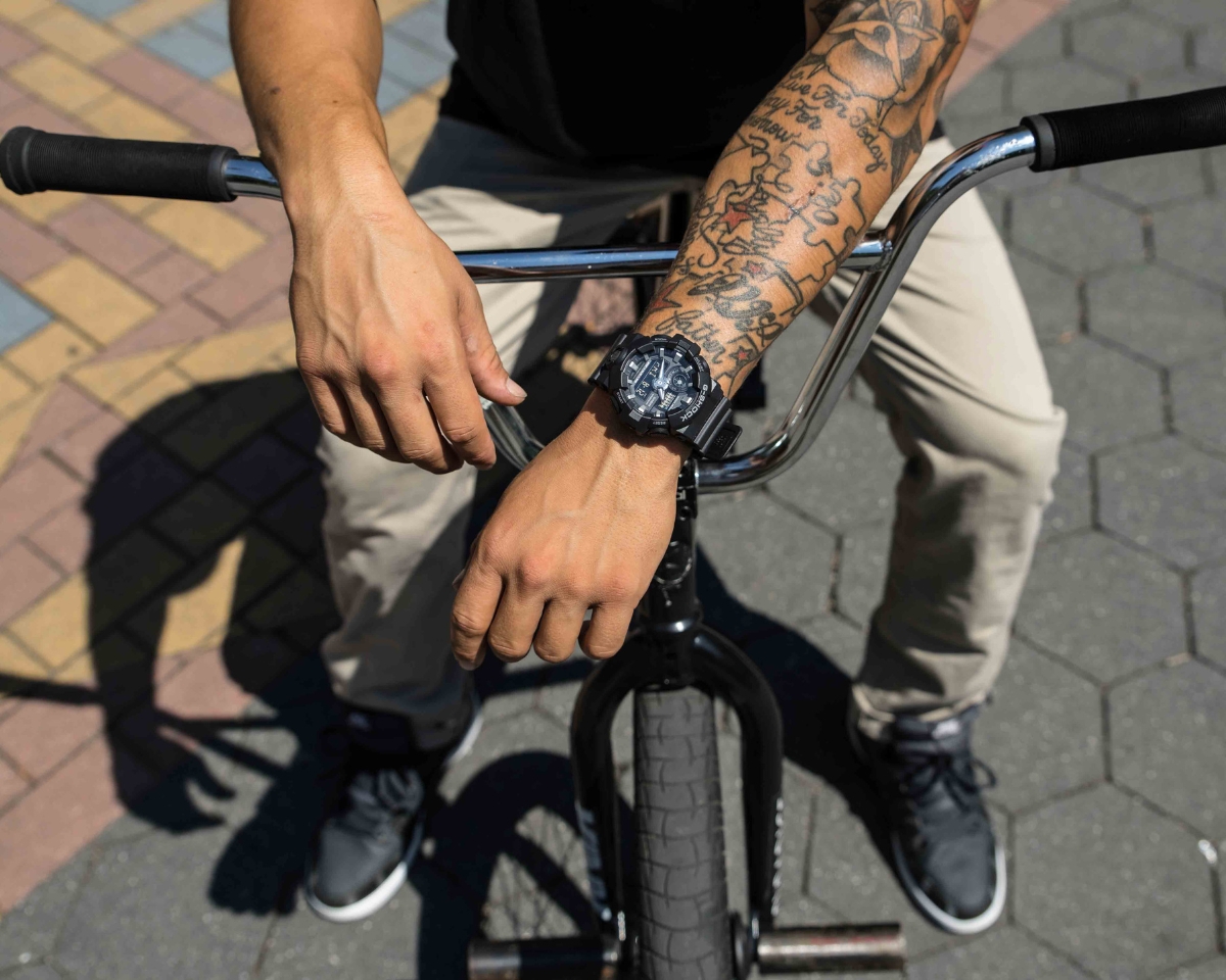 G-Shock GA-700 màu đen đeo khi đi xe đạp, phù hợp hoạt động ngoài trời và vận động.