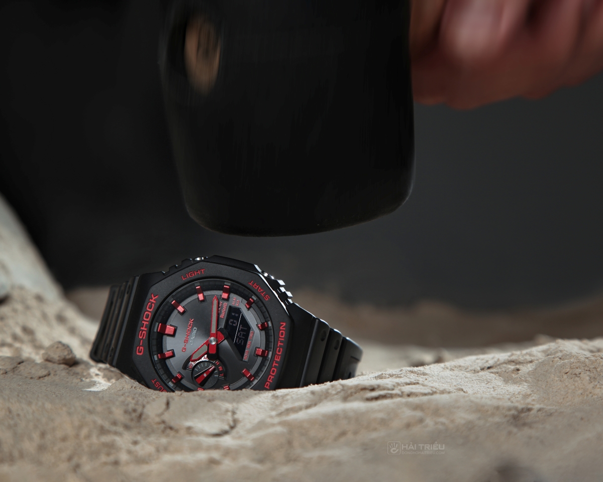 Đồng hồ G-Shock GA-B2100 phối đỏ đen khả năng chống sốc bền bỉ.