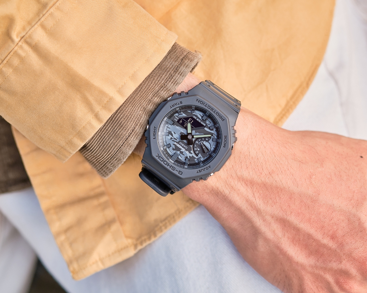 Nam đeo đồng hồ GA-2100CA-8ADR-2 phong cách cá tính.