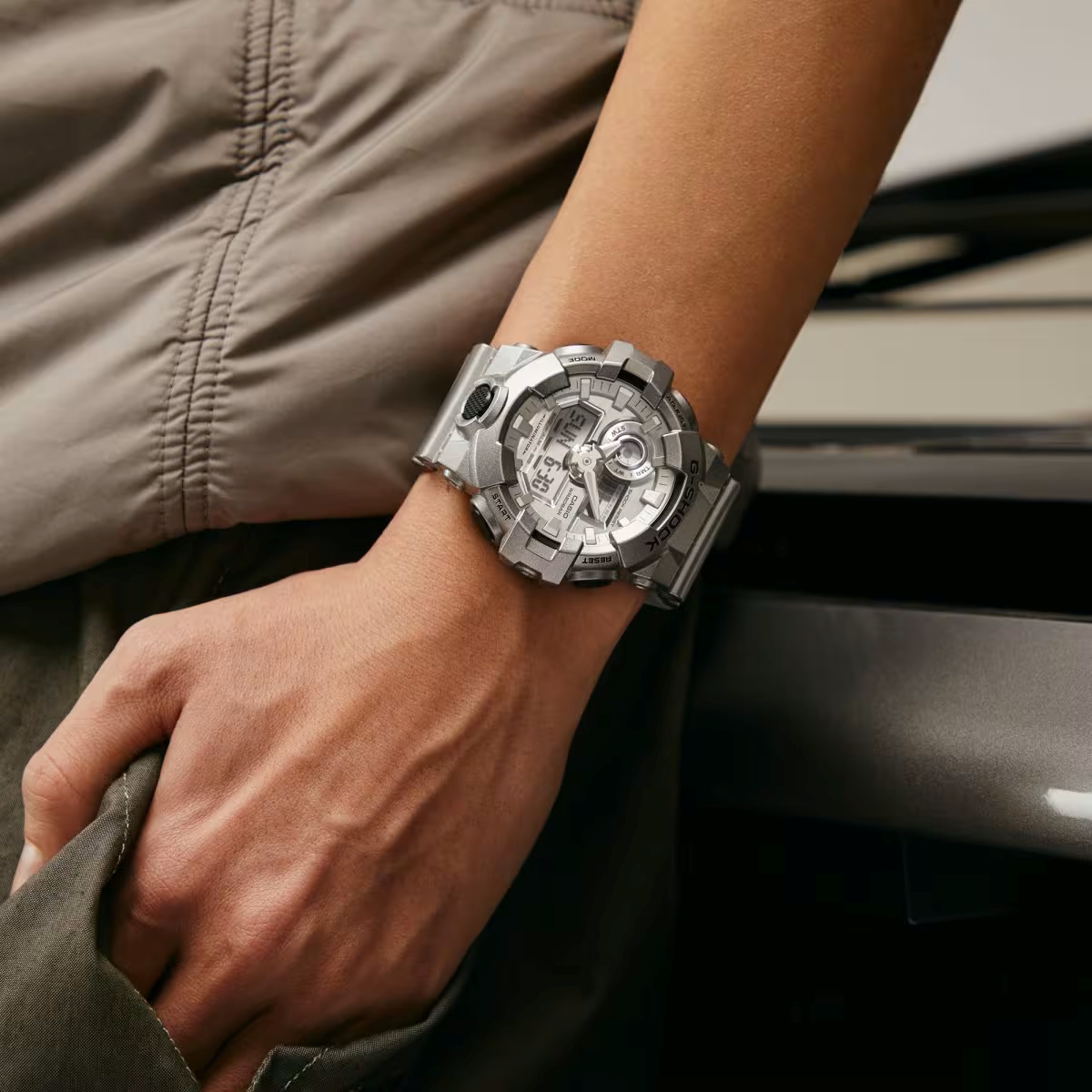 Đồng hồ G-Shock GA-700 màu bạc đeo trên cổ tay.