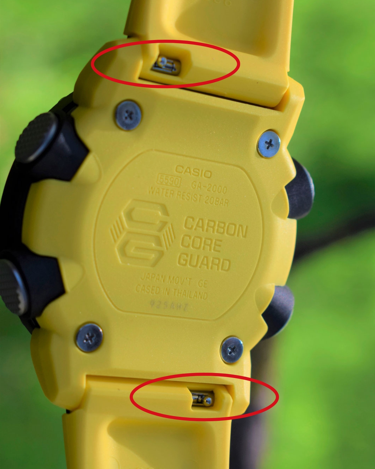 Thiết kế lẫy ở G-Shock Carbon GA-2000 giúp dễ dàng thay dây.