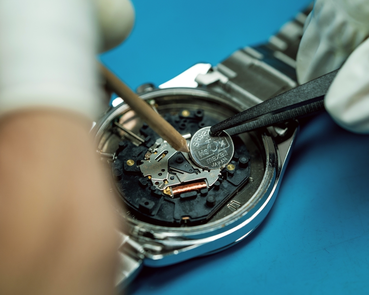 Kỹ thuật viên Hải Triều thay pin quartz cho đồng hồ Casio.