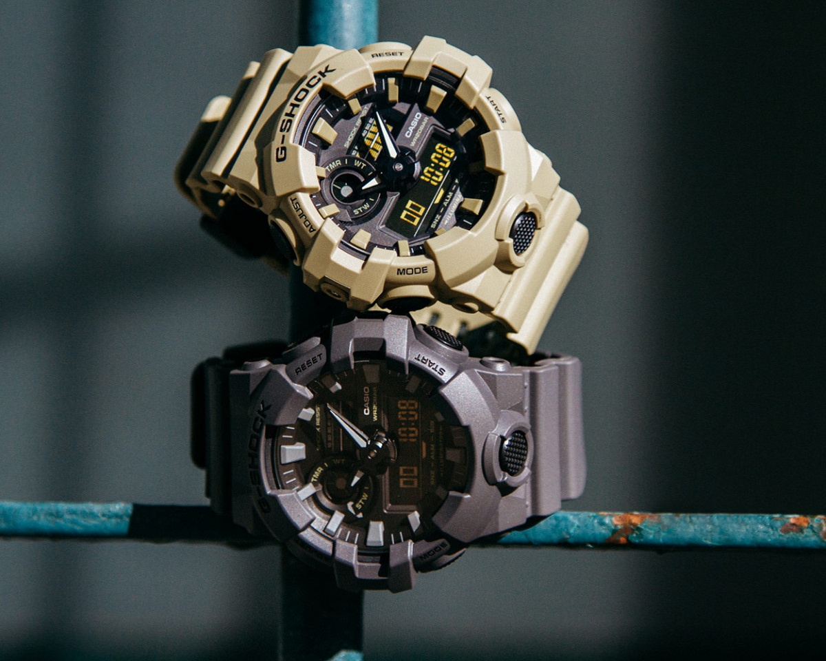 Hai mẫu G-Shock GA-700 màu be và xám với mặt số lớn cá tính.