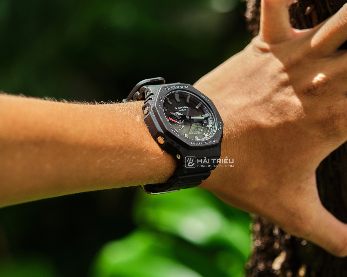 Đồng hồ G-Shock GA-B2100 màu đen trên cổ tay, phù hợp phong cách năng động và sử dụng hằng ngày.