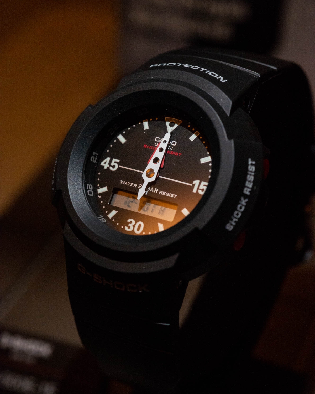 Kỹ sư Kikuo Ibe đeo đồng hồ G-Shock mặt vuông màu đen trên cổ tay.