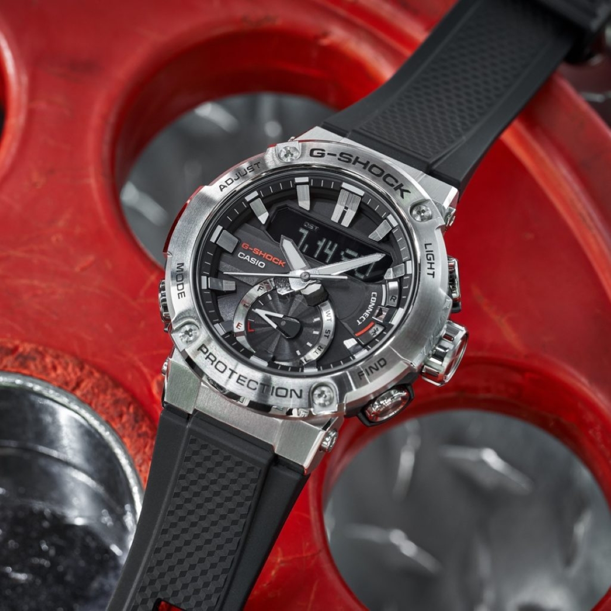 Đồng hồ G-Steel GST-B200 kết hợp carbon và kim loại.