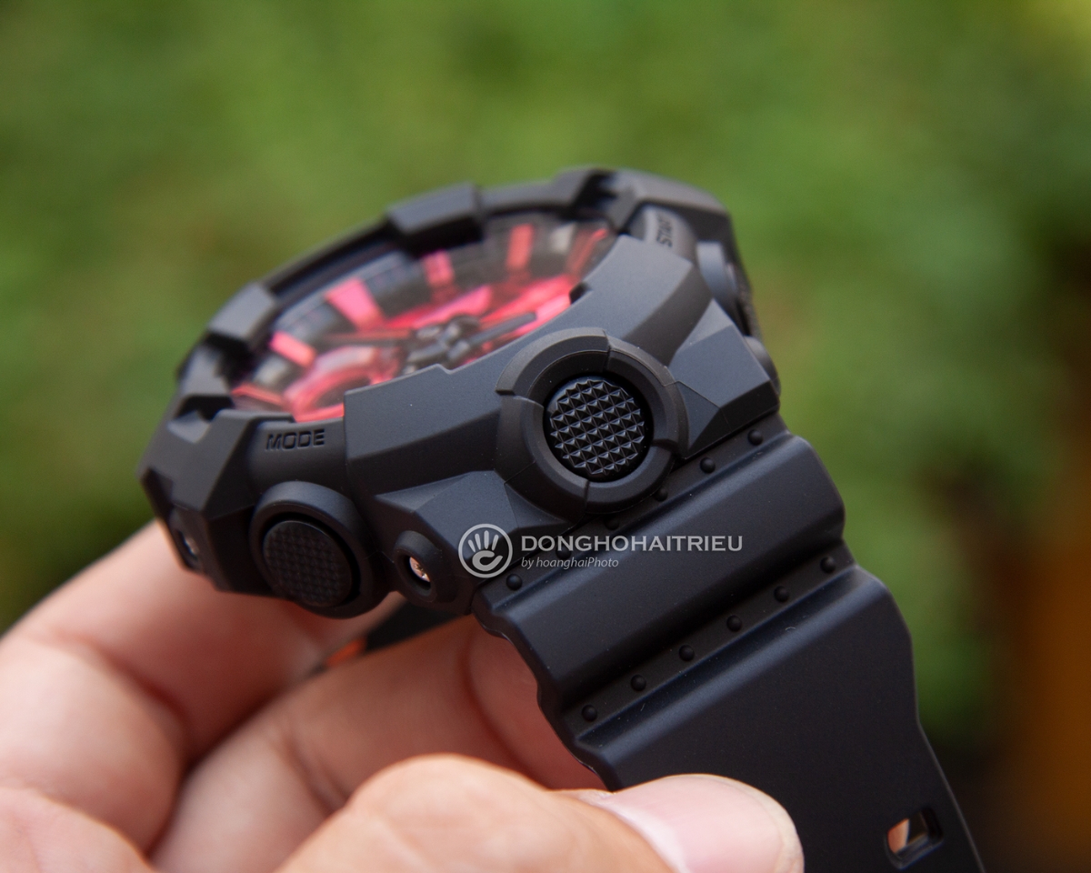 Cận cảnh nút đèn trước 6 giờ trên đồng hồ G-Shock GA-700 màu đen đỏ.