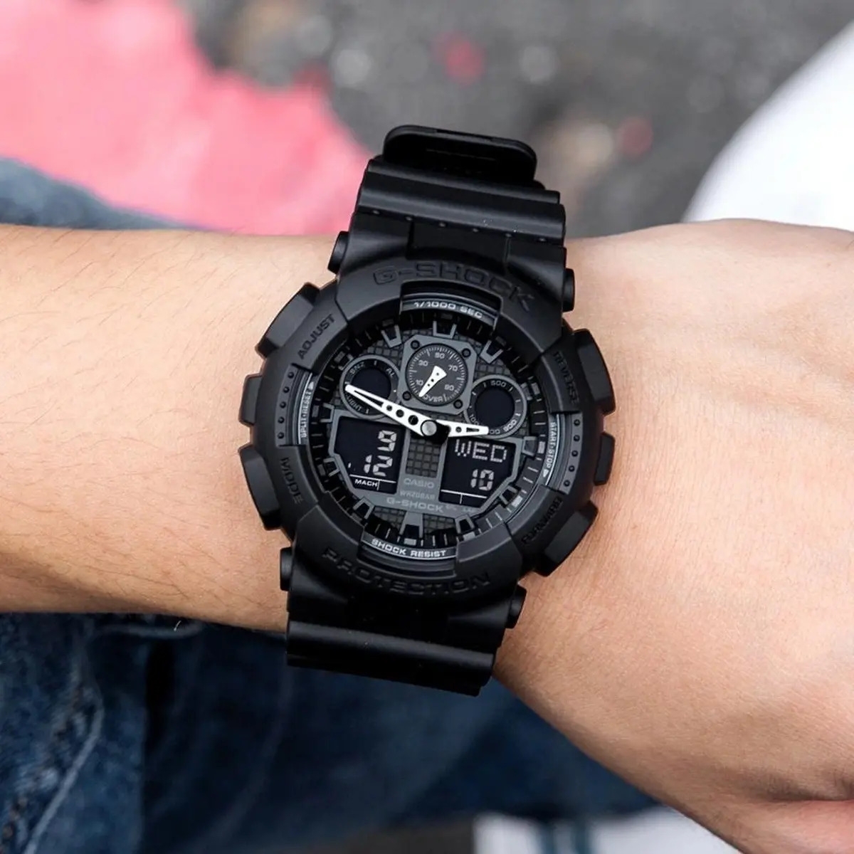 Đồng hồ G-Shock GA-100-1A1 màu đen đeo trên cổ tay nam.