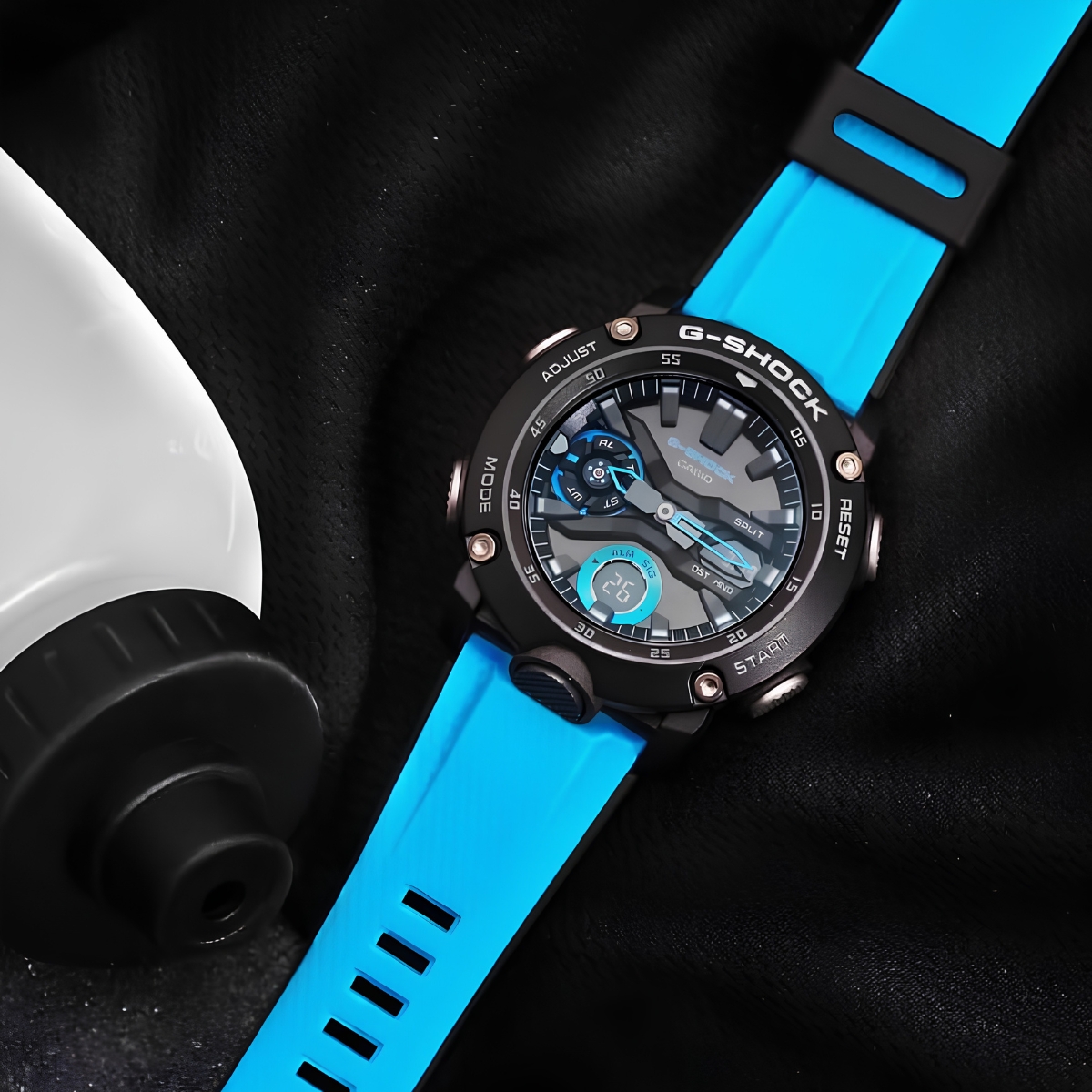 Đồng hồ G-Shock Carbon GA-2000 màu xanh.