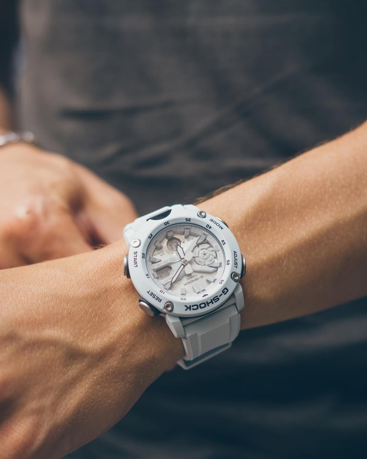 Đồng hồ GA-2000 màu trắng đeo trên tay.