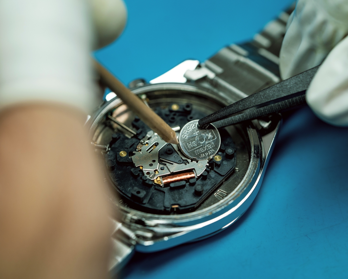 Kỹ thuật viên Đồng Hồ Hải Triều thay pin đồng hồ Casio.