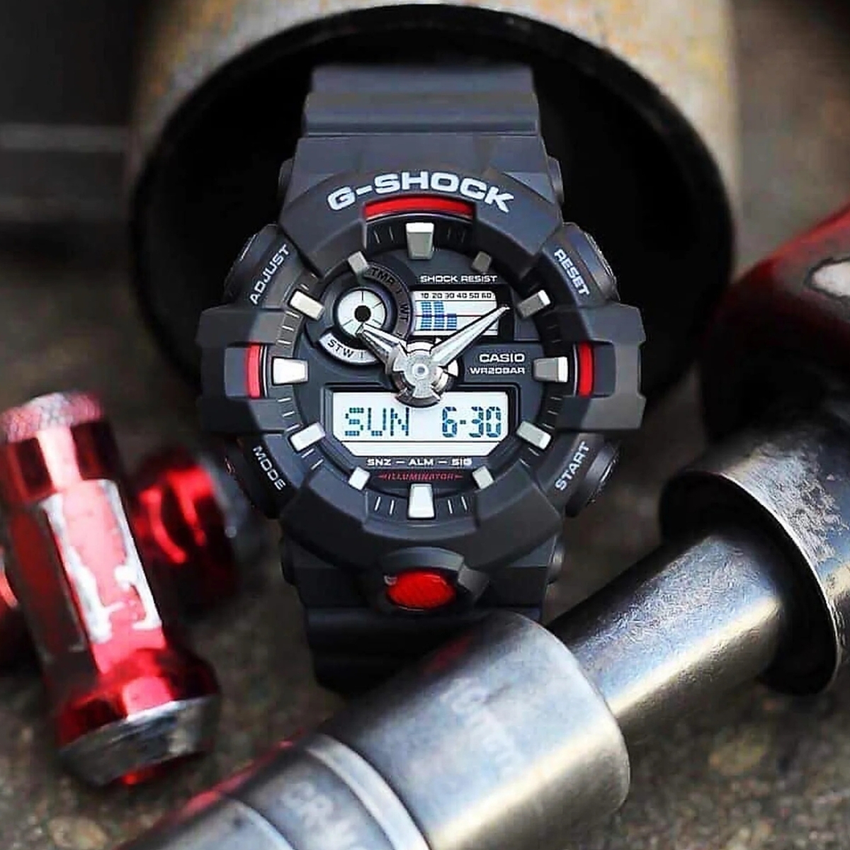 G-Shock GA-700-1A màu đen đỏ với nút đèn trước dễ thao tác.