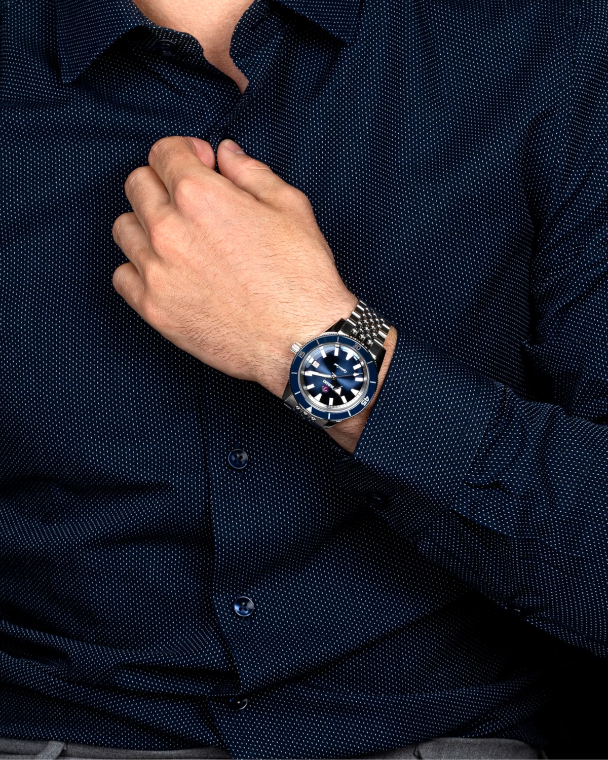Đồng hồ Thụy Sỹ R32505203 mặt số 42mm ra mắt năm 2019.