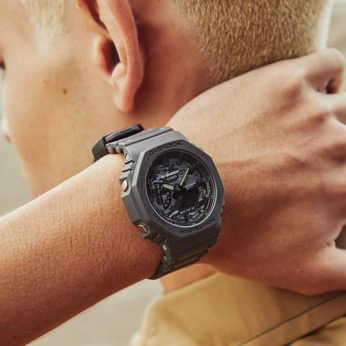 Đeo đồng hồ G-Shock WR20Bar GA-2100.