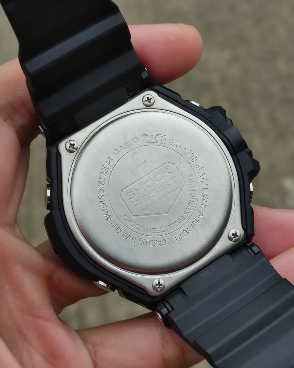 Mặt lưng đồng hồ phong cách phi công GA-1000.