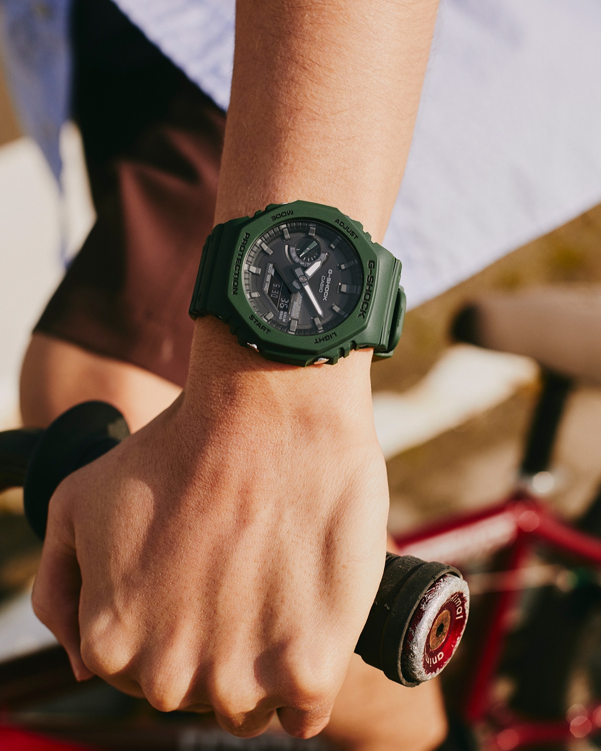 G-Shock GA-B2100 màu xanh lá đeo trên tay.