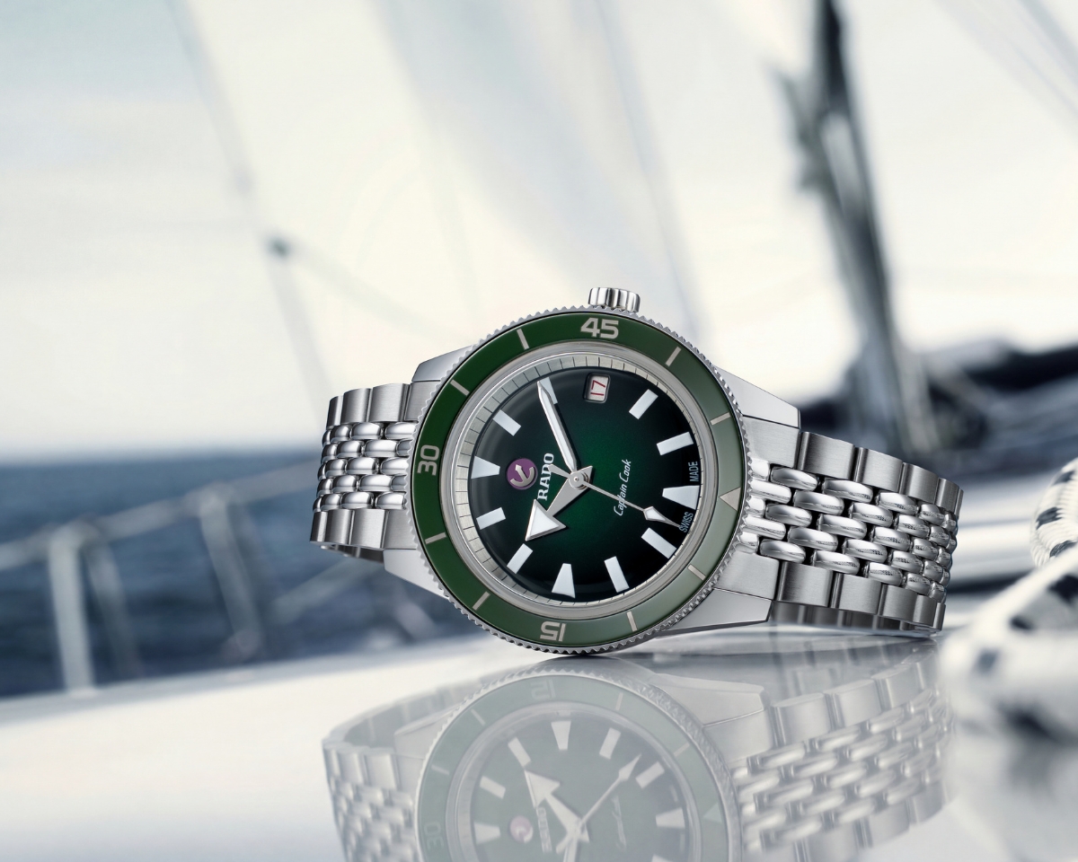 Đồng hồ Rado Captain Cook R32500323 kết hợp thép không gỉ và gốm công nghệ cao.