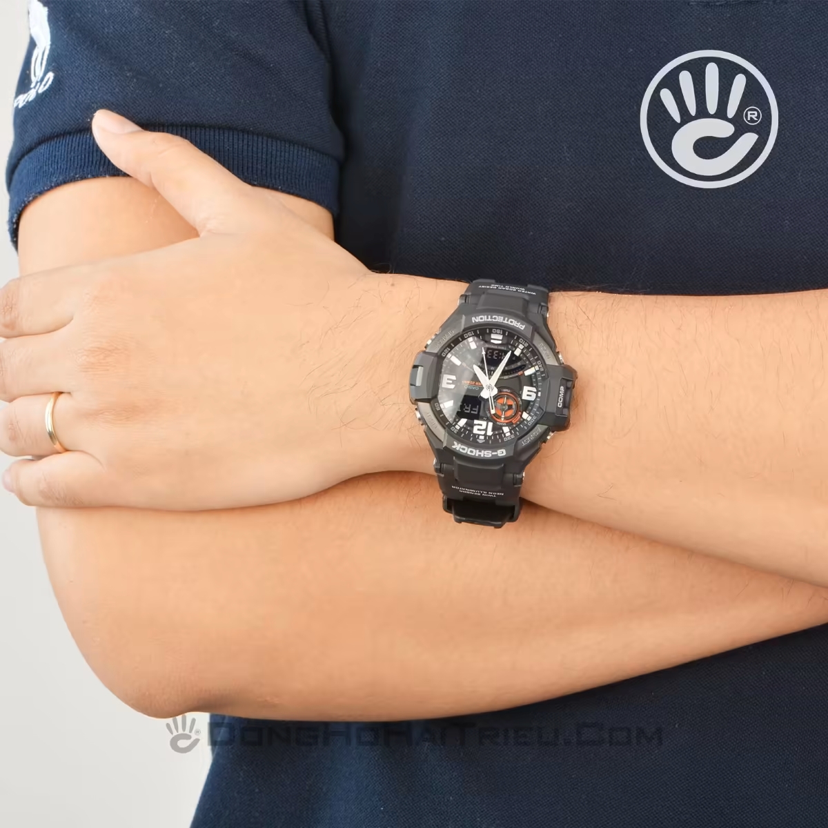 Đeo mẫu GA-1000 trên tay.