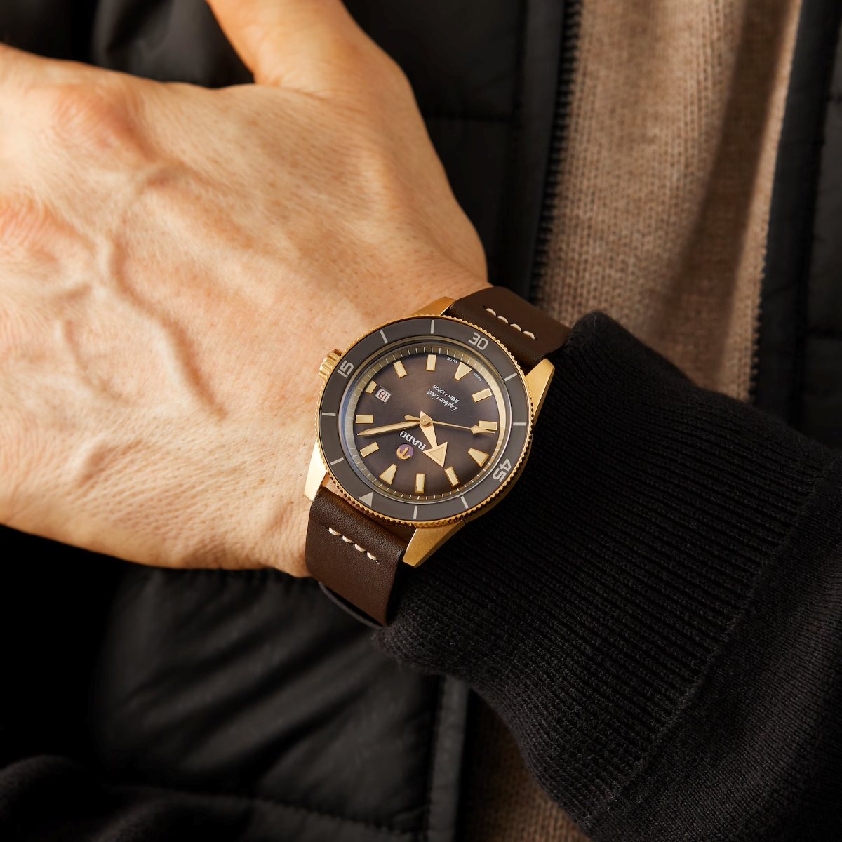 Rado Captain Cook Bronze R32504306 kết hợp Bronze và gốm công nghệ cao.