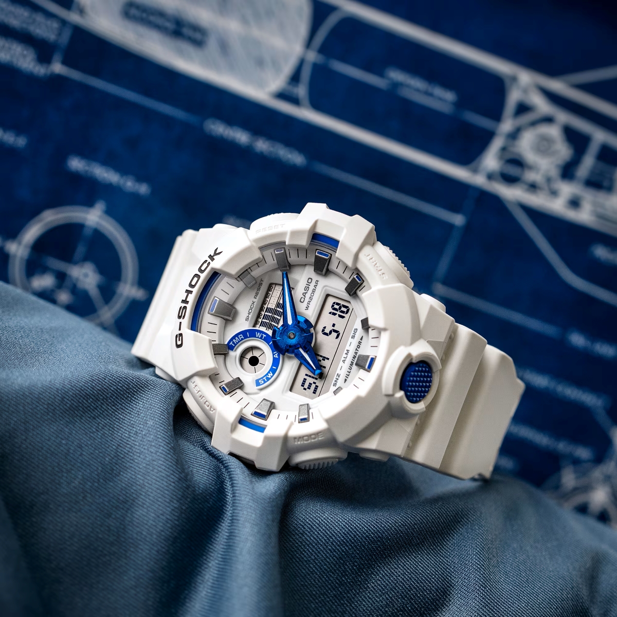 Kỹ sư Kikuo Ibe ngồi bên các mẫu G-Shock.