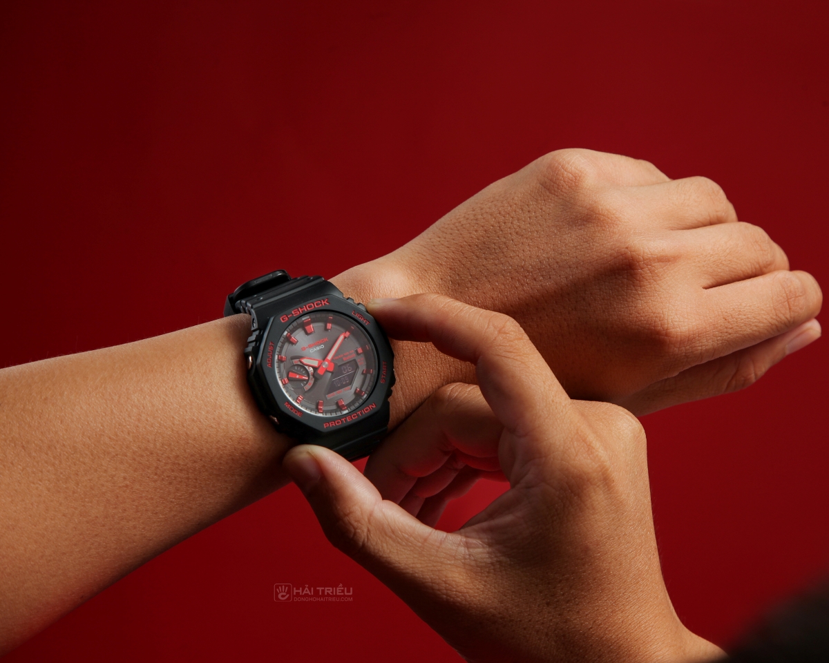 G-Shock GA-B2100 màu đen đỏ đeo trên tay.