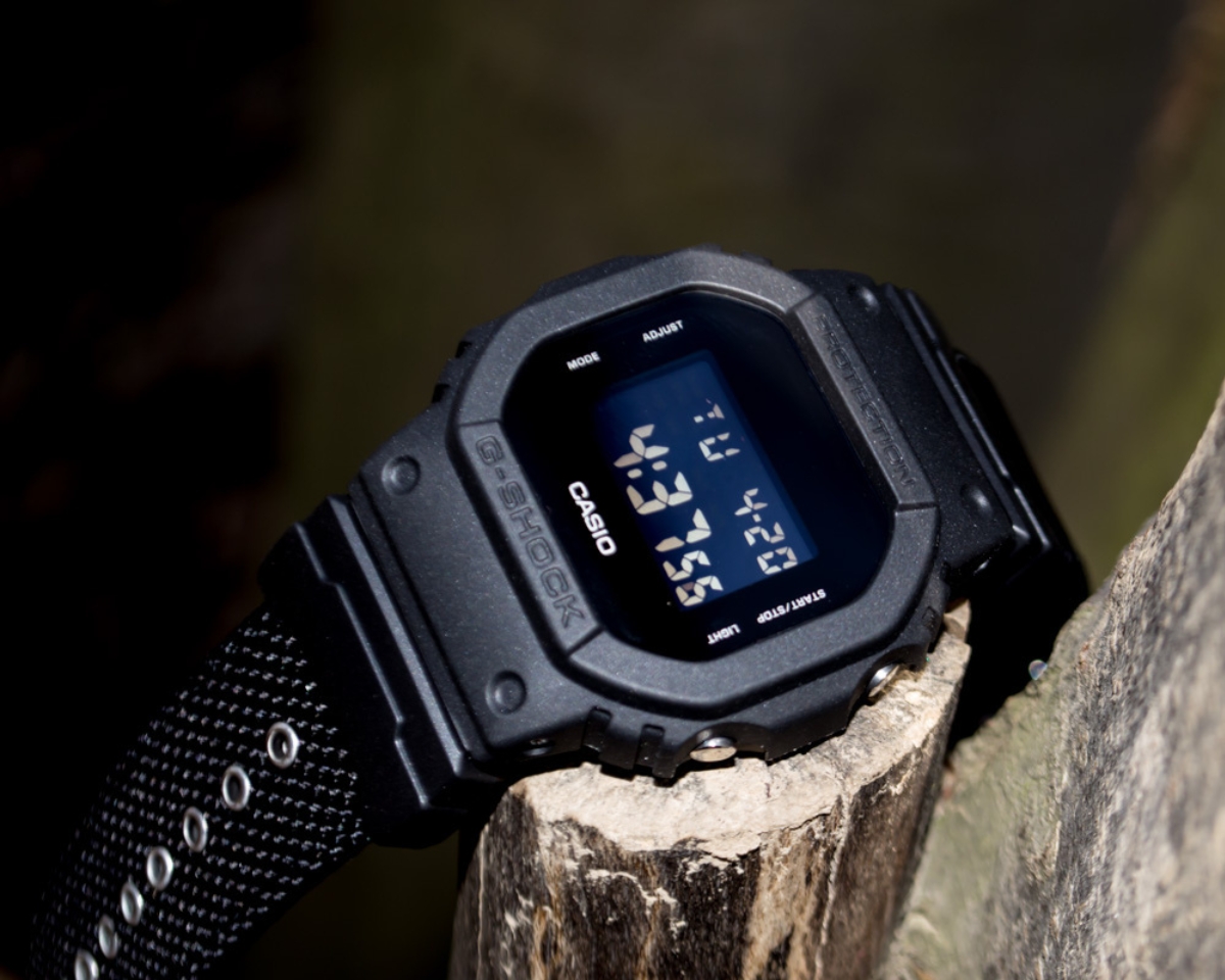 G-Shock chống nước 20Bar DW-5600BBN-1DR màu đen dây vải.