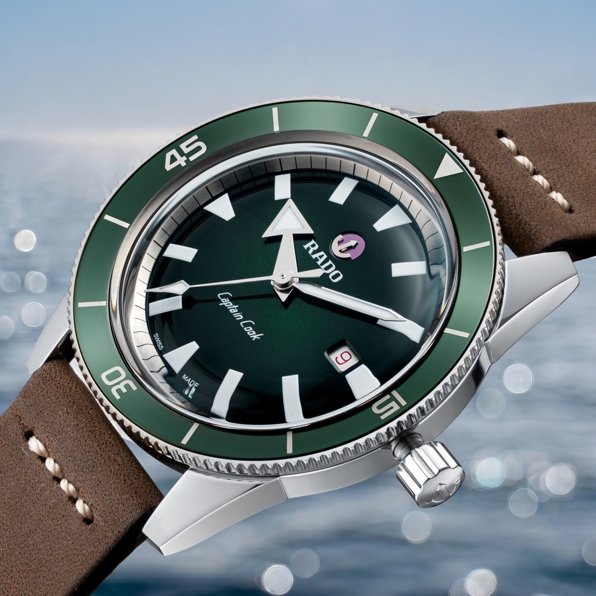 Nhóm đồng hồ Rado Captain Cook chính hãng với thiết kế bezel đặc trưng và logo mỏ neo xoay ở 12 giờ.