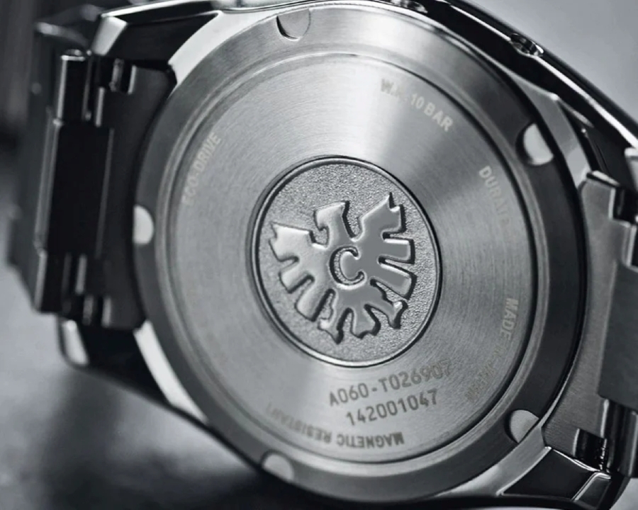 Nắp sau The Citizen calibre A060 và cơ chế tự điều chỉnh kim sau va đập.