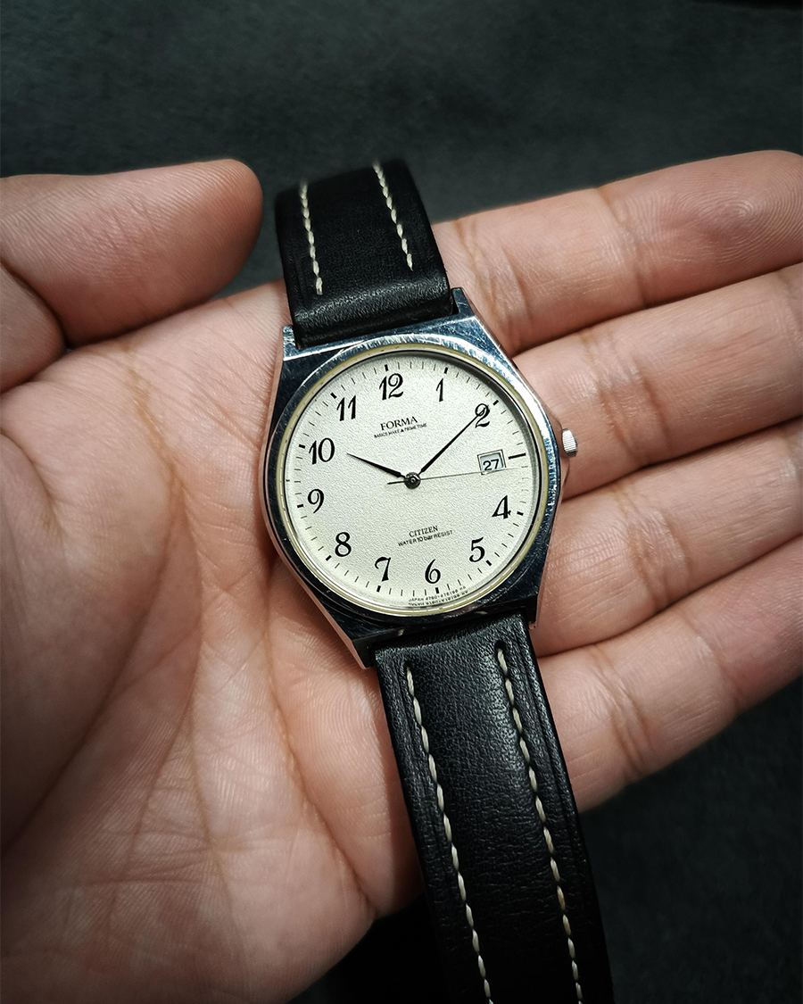 Đồng hồ nam Citizen Forma Eco-Drive phiên bản vintage với mặt số màu trắng, cọc số màu đen tối giản.