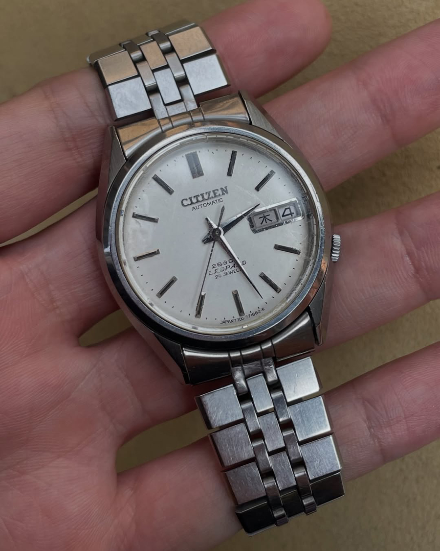 Cận cảnh ô lịch thứ hiển thị chữ Kanji trên mẫu đồng hồ Citizen Leopard 28800 dành riêng cho thị trường nội địa Nhật Bản.