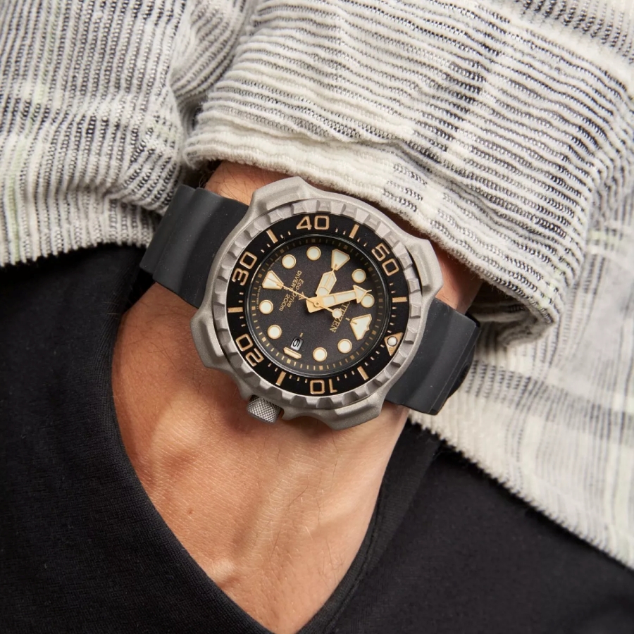 Thực tế trên tay mẫu đồng hồ lặn Citizen Promaster BN0220-16E với kiểu dáng vỏ góc cạnh phối màu xám đen mờ và dây đeo cao su.
