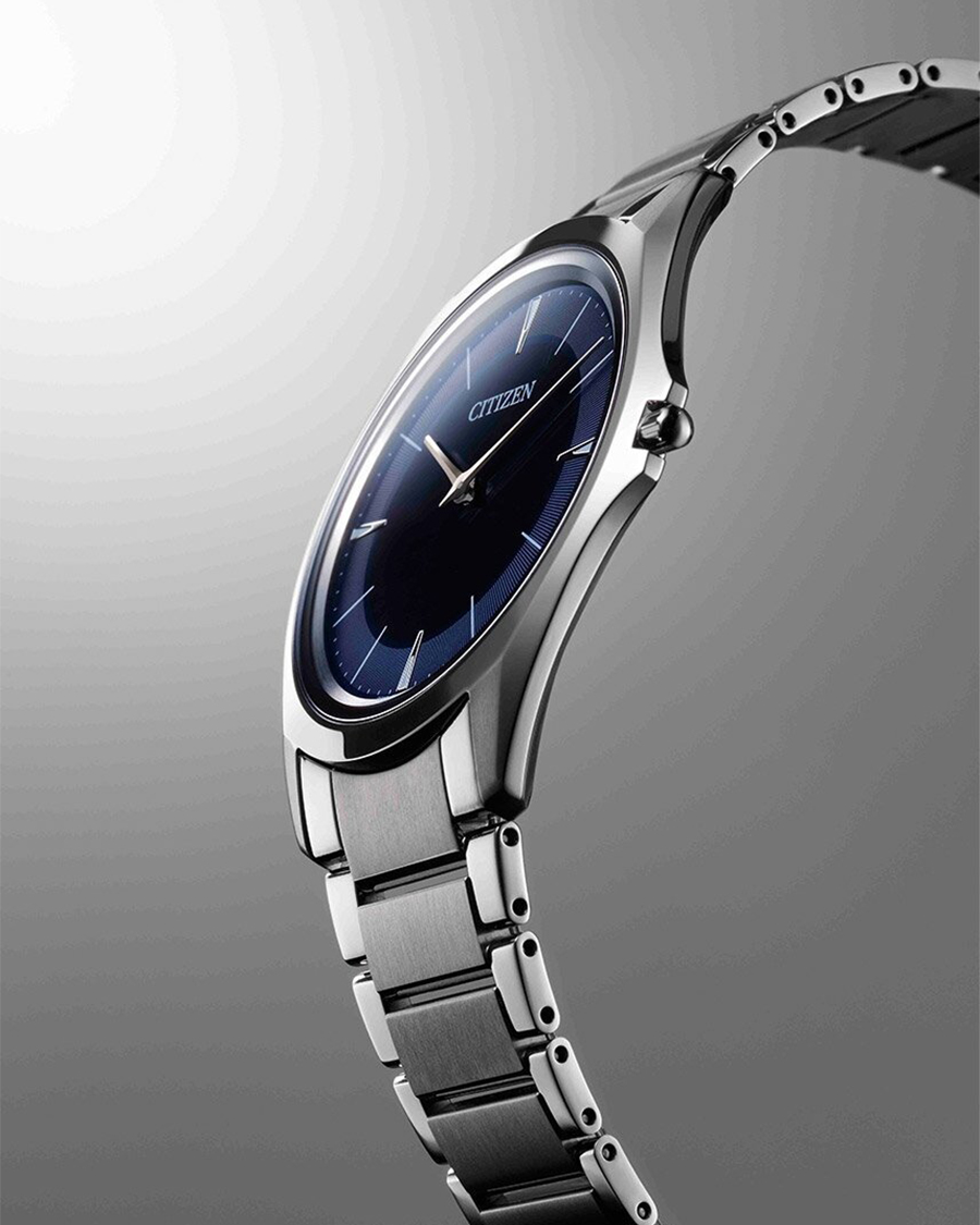 Cận cảnh của chiếc đồng hồ Citizen AR5030-59L với thiết kế thân vỏ siêu mỏng và mặt số màu xanh dương.