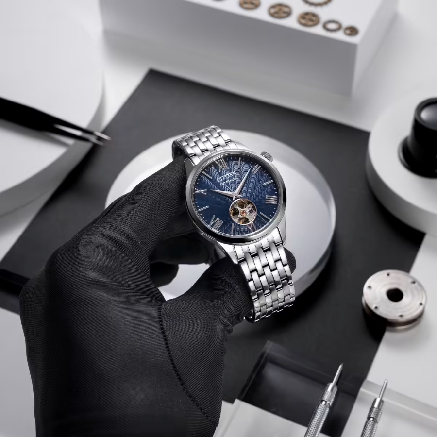 Đồng hồ Citizen Open Heart NH9130-84L trong khoảnh khắc kiểm tra hoàn thiện bộ máy cơ.