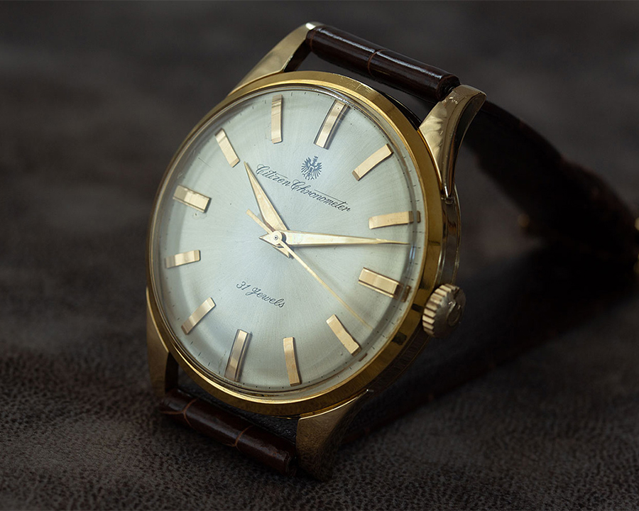 Mặt số bạc chải vân đồng hồ Citizen Chronometer CR15201 bộ máy cơ học cùng vỏ vàng 18k dây da.