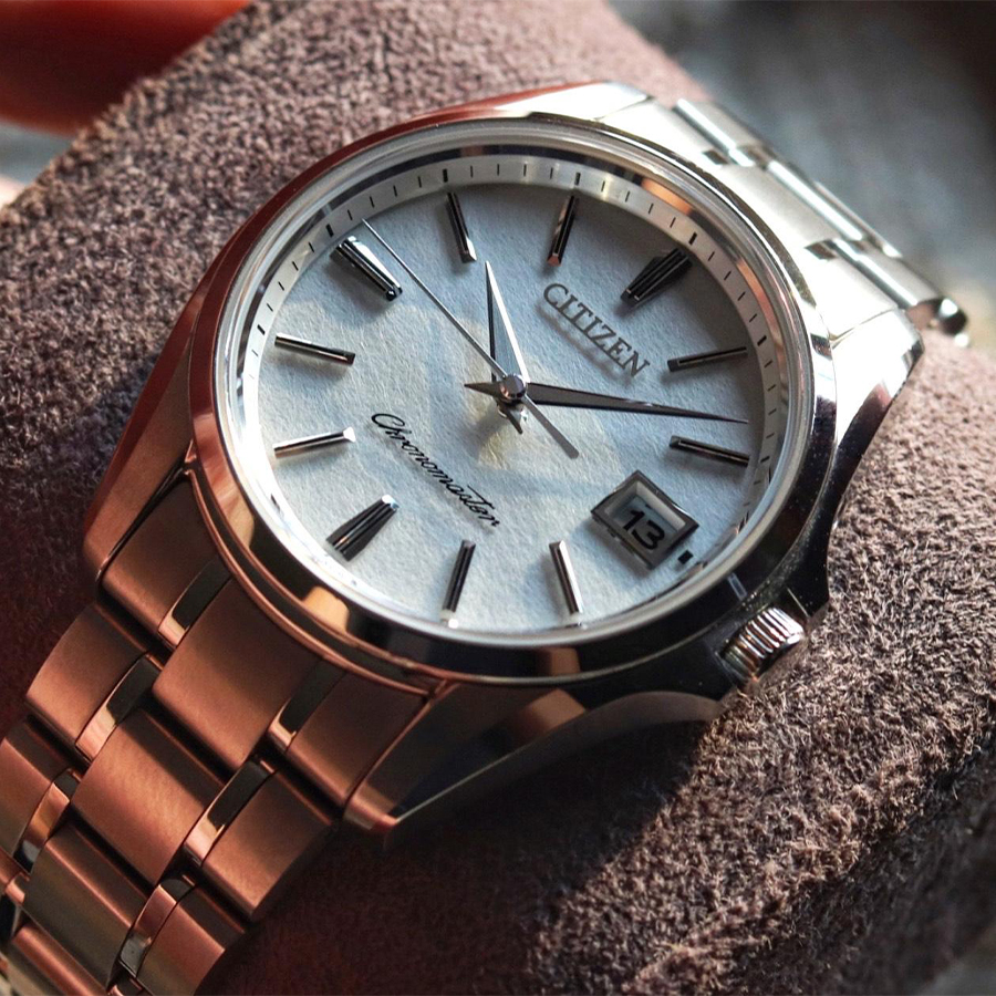 Ảnh chụp góc nghiêng mặt số giấy Washi trắng của đồng hồ The Citizen Chronomaster.