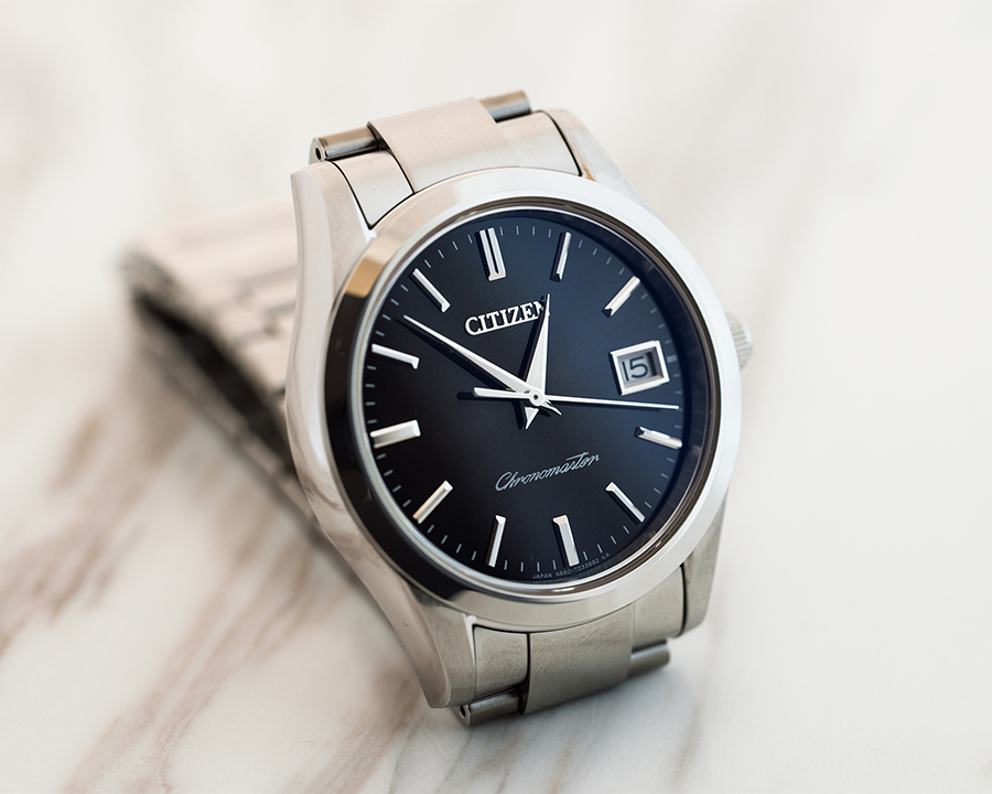 Mặt số đen tích hợp tấm nền hấp thụ năng lượng ánh sáng Eco-Drive của đồng hồ Citizen Chronomaster.