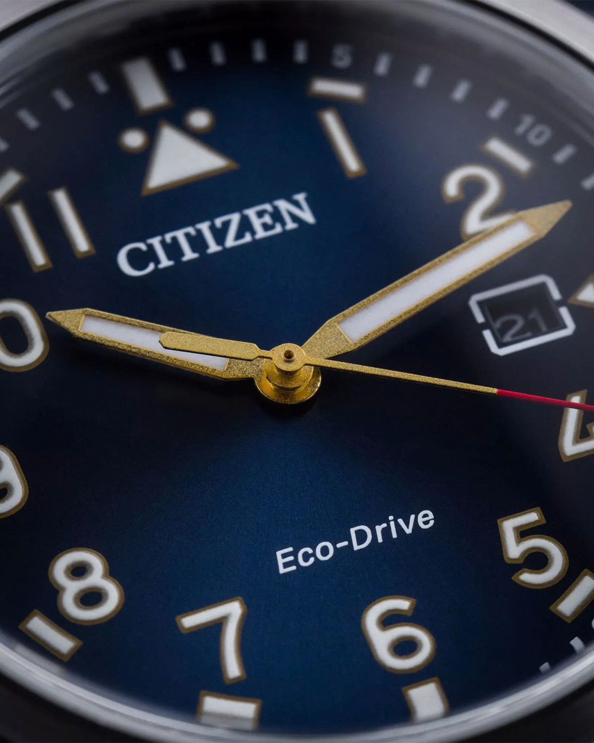 Cận cảnh mặt số xanh dương với bộ kim cọc số phủ dạ quang và dòng chữ Eco-Drive đặc trưng của đồng hồ Citizen.
