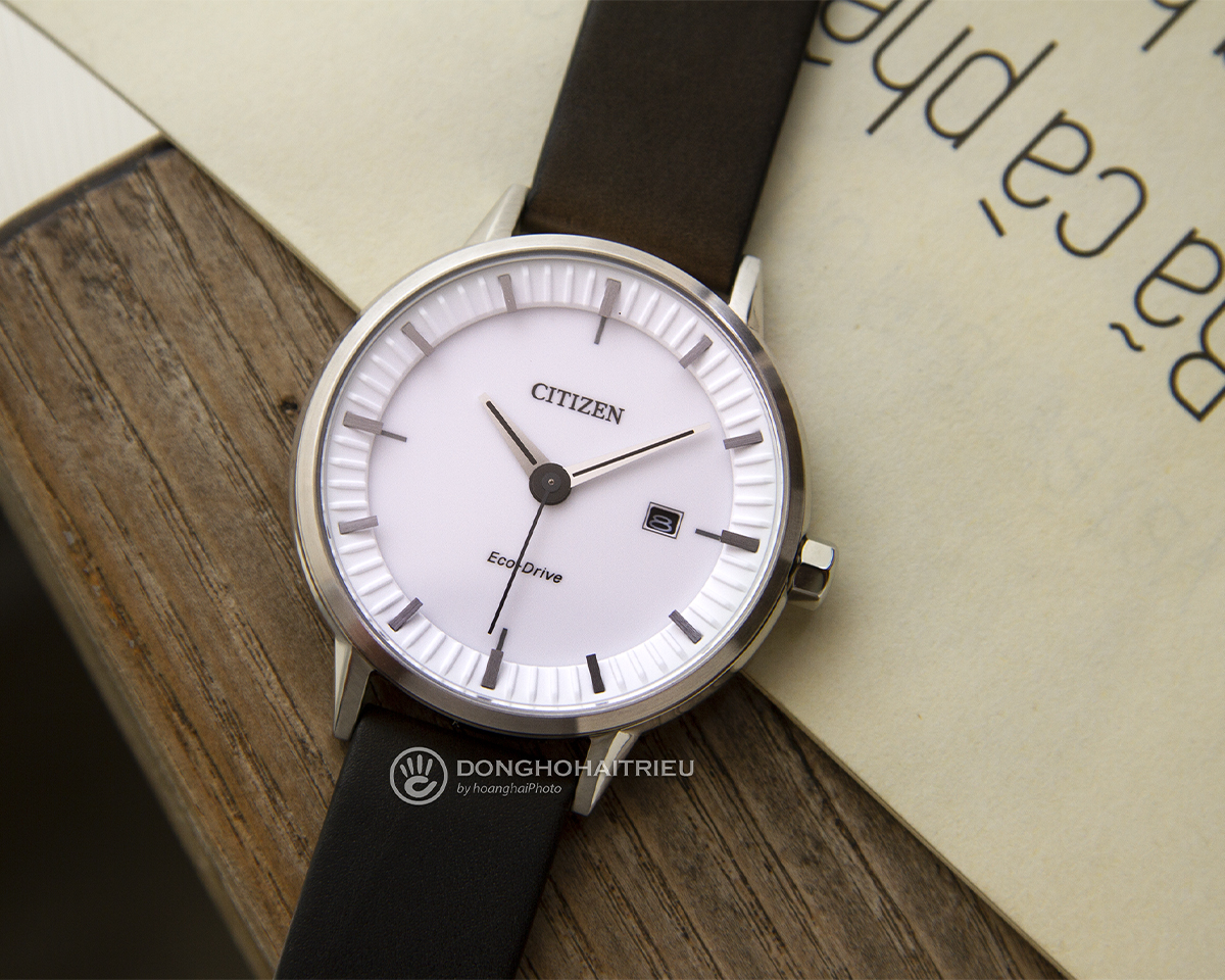 Chiếc đồng hồ Citizen Eco-Drive dây da đen chính hãng, vỏ thép không gỉ sáng bóng kết hợp mặt số bo tròn.