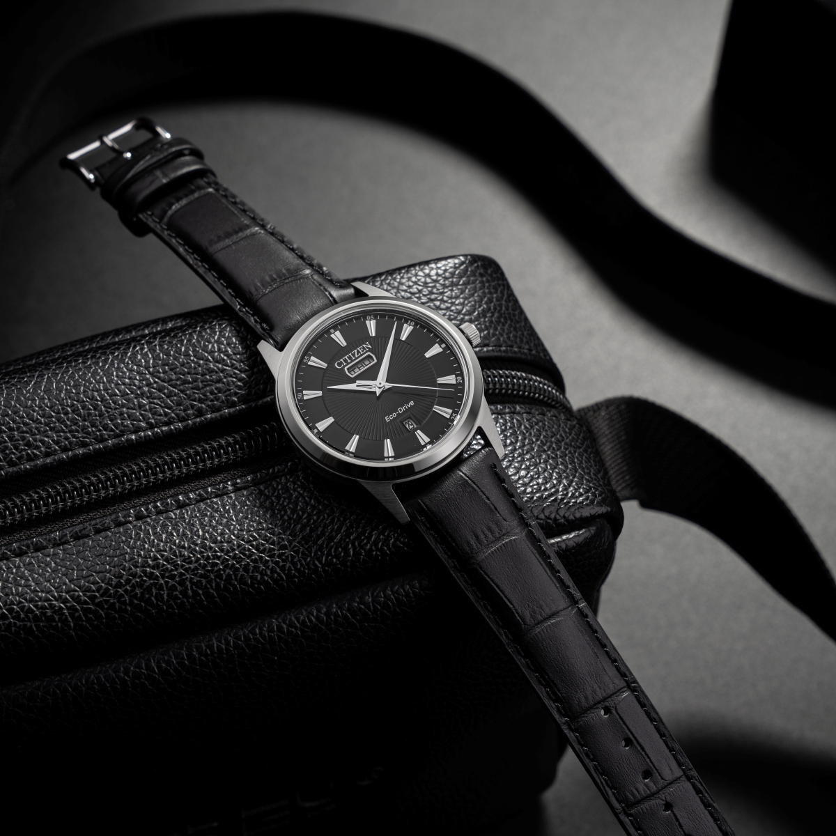 Thiết kế thanh lịch của chiếc đồng hồ Citizen Eco-Drive dây da nam mặt đen.