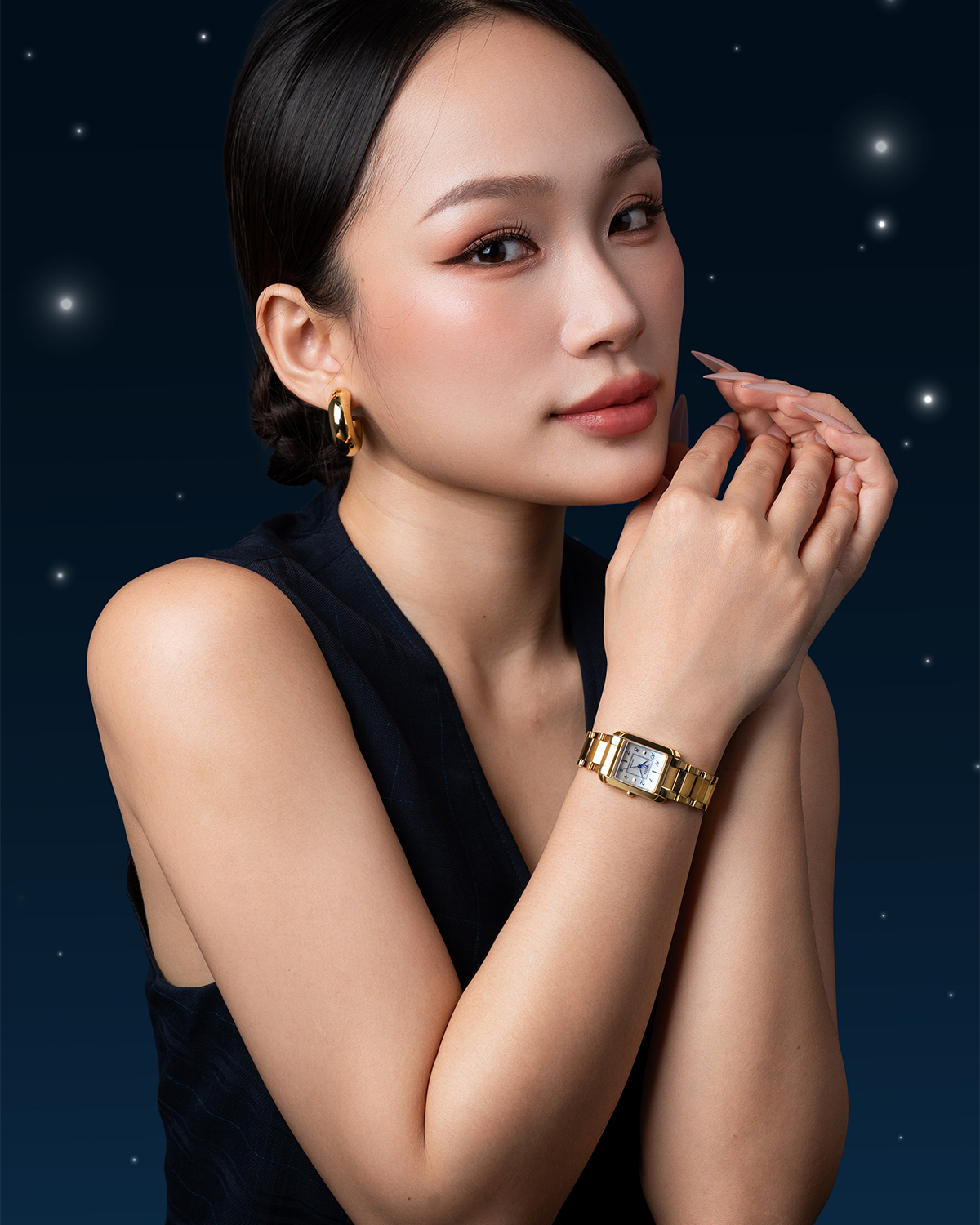 Đồng hồ nữ Citizen EW5602-81D mặt vuông dây kim loại vàng sang trọng.