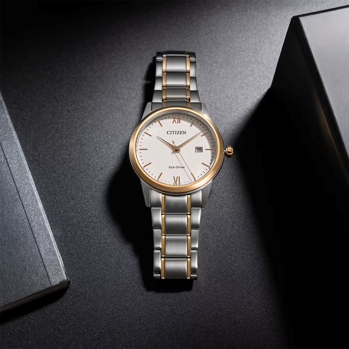 Đồng hồ nam Citizen Eco-Drive AW1786-88A mặt số trắng kính cứng dây phối demi.