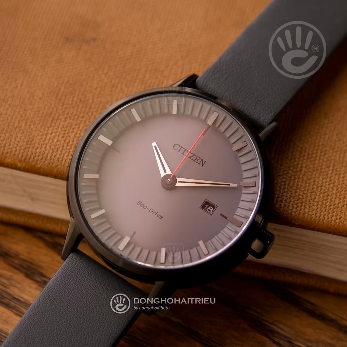 Đồng hồ nam Citizen BM7375-18H dây da màu xám đen sang trọng.
