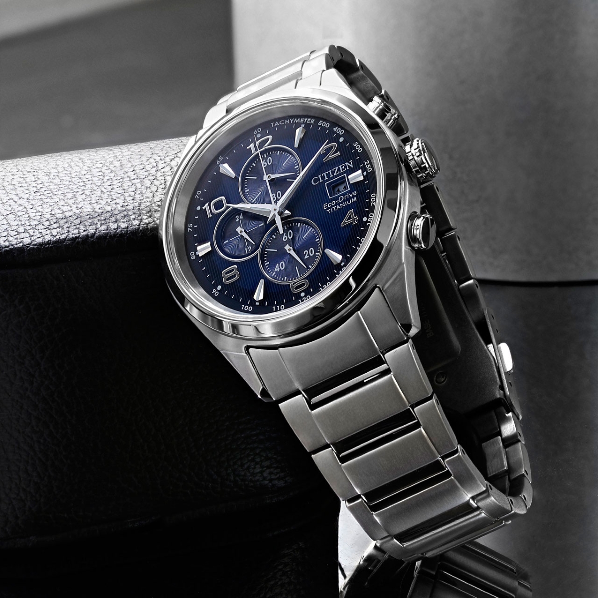 Cận cảnh đồng hồ Citizen Eco-Drive Titanium Chronograph mặt số xanh dương, tích hợp chức năng bấm giờ thể thao, vỏ và dây titanium màu bạc.