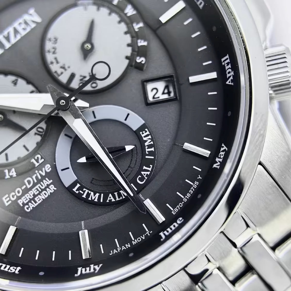 Mặt kính Sapphire và cụm tính năng cao cấp trên đồng hồ Citizen Eco-Drive Perpetual Calendar.
