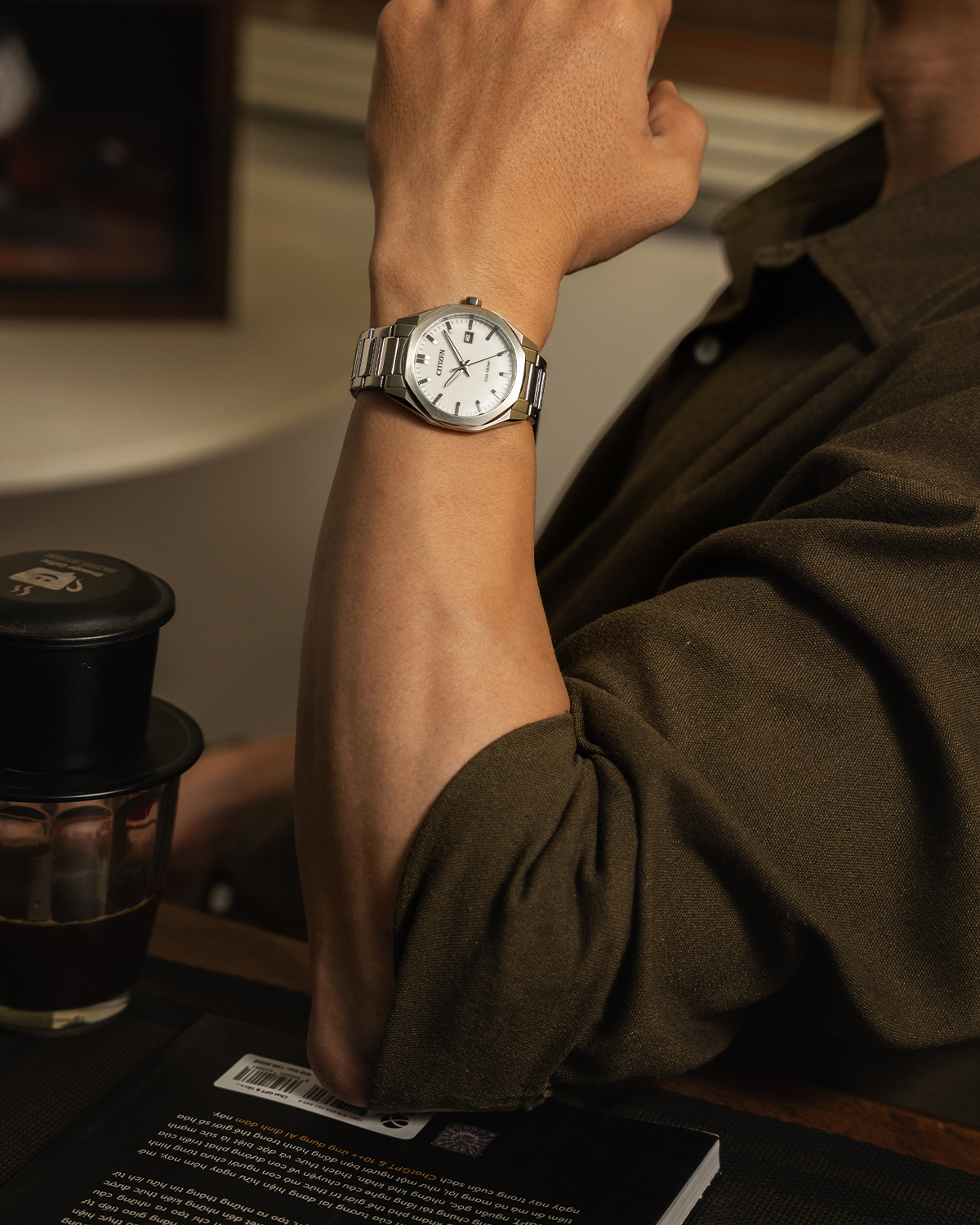 Nam giới đeo trên tay mẫu đồng hồ Citizen Eco-Drive WR100 mã BM7620-83A mặt trắng, dây kim loại.
