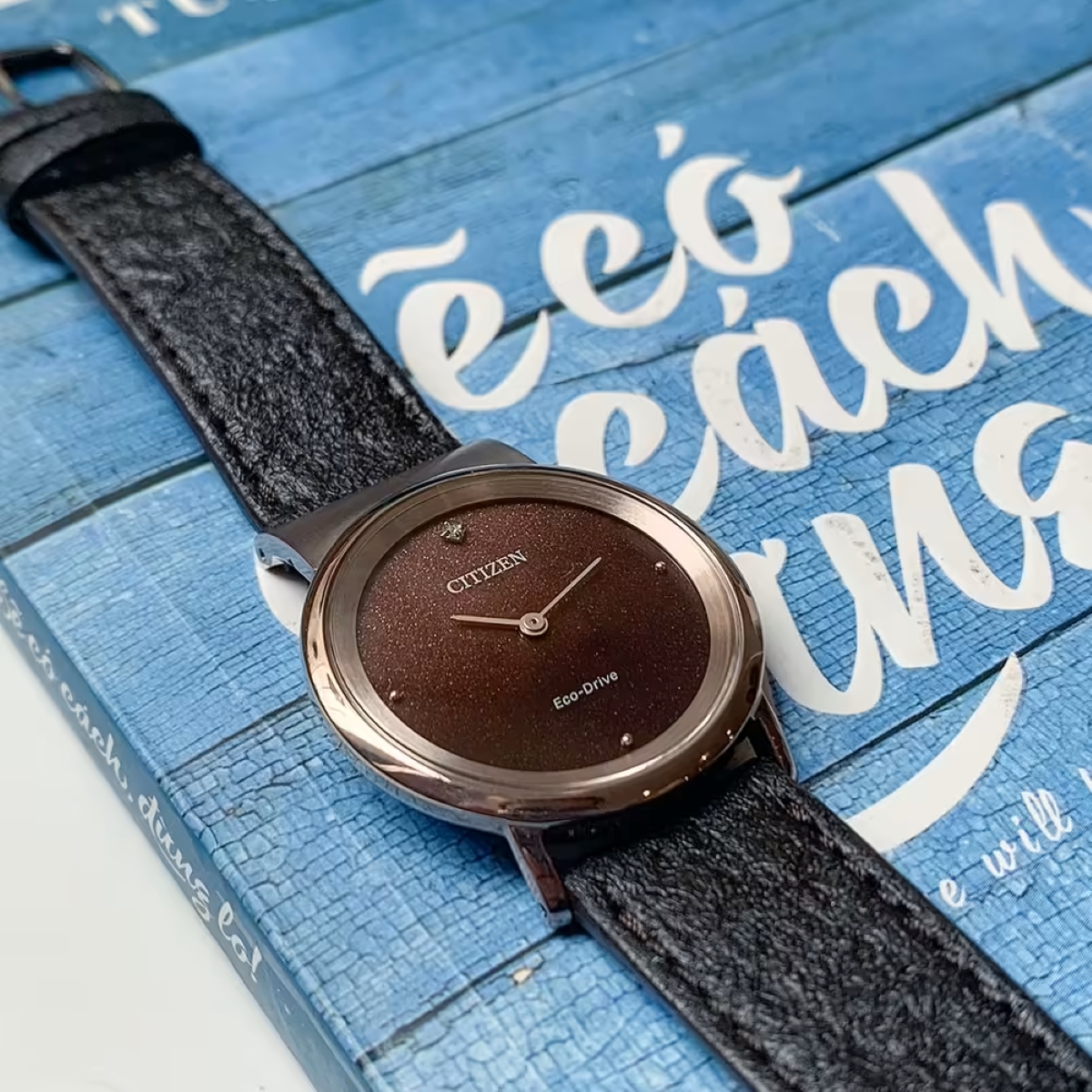 Thiết kế đặc trưng của Citizen Eco-Drive Titanium EG7072-19X với điểm nhấn ở phần niềng và dây da đen.