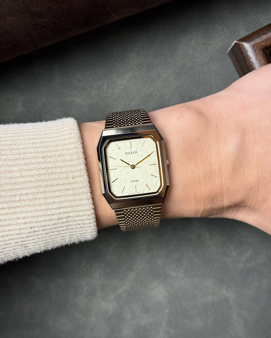 Kích thước nhỏ gọn và mỏng nhẹ của đồng hồ Citizen Exceed Tank vintage khi đeo thực tế trên cổ tay.