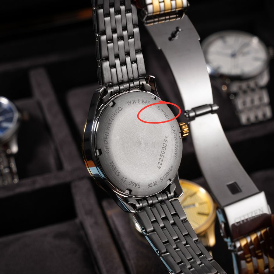 Ví dụ về ký hiệu gần liên quan: mẫu Citizen NH8354-58A có dòng GN-4-S trên nắp đáy, hiện đang được bán tại Đồng Hồ Hải Triều.