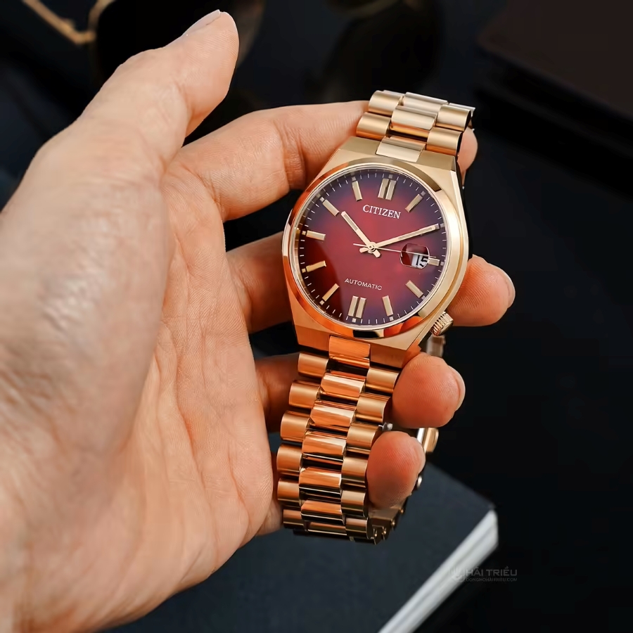 Đồng hồ Citizen Tsuyosa NJ0153-82X vỏ mạ vàng hồng sở hữu cấu trúc vấu liền khối đặc trưng.