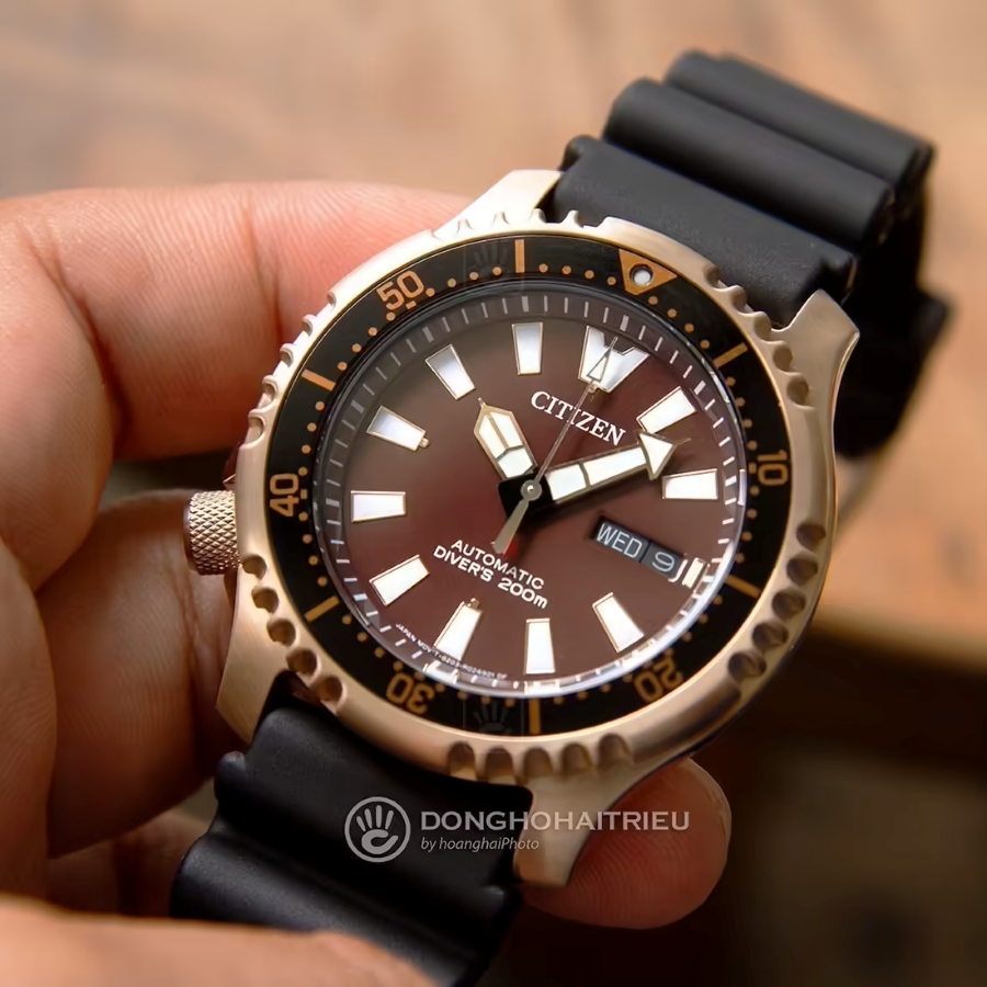 Đồng hồ lặn Citizen Promaster Fugu NY0083-14X mặt số màu nâu sẫm đi kèm bộ dây đeo cao su silicone.